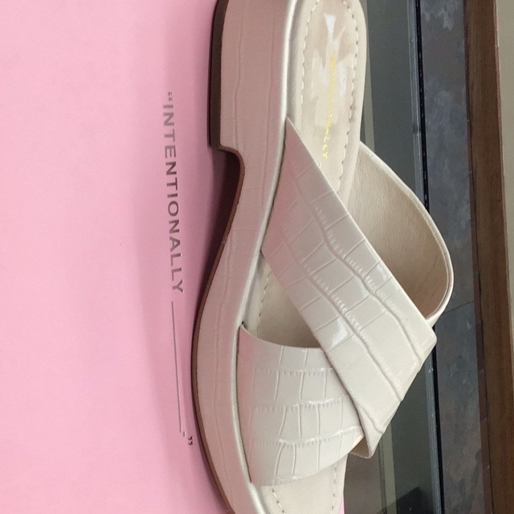 Intentionally Blanc “Vonda” Croc Sandal